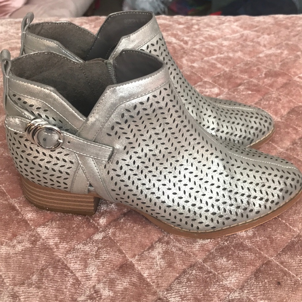 Vince Camuto booties 🌈